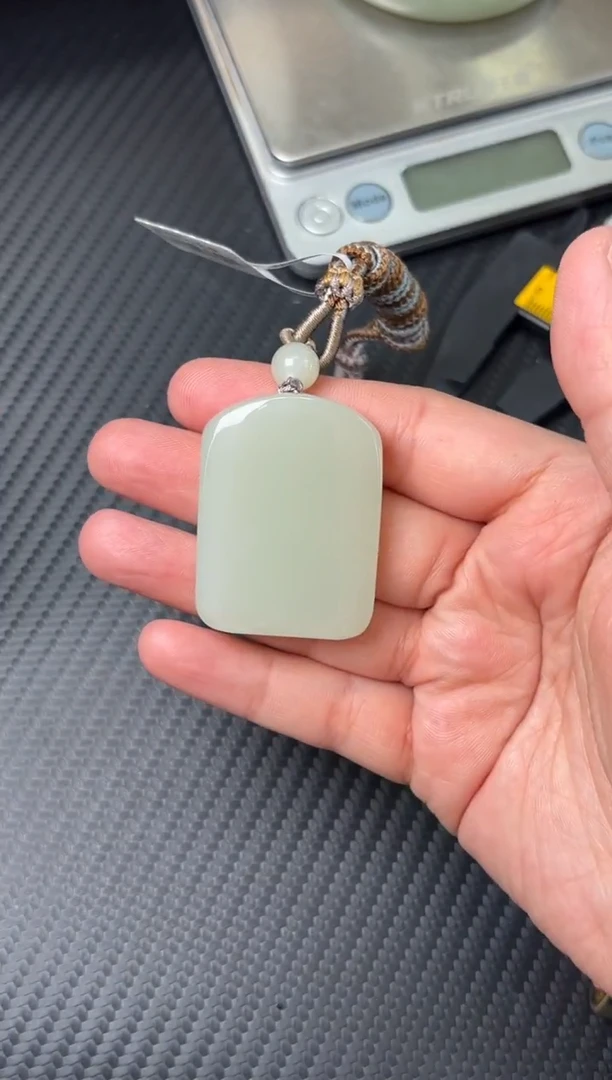 吊坠(赠链)未镶嵌和田玉且末迪克兰一细微色差吊坠M