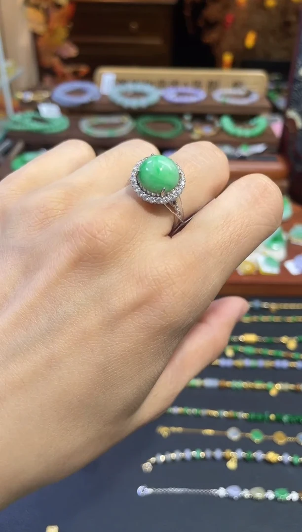 颈饰未镶嵌翡翠戒指