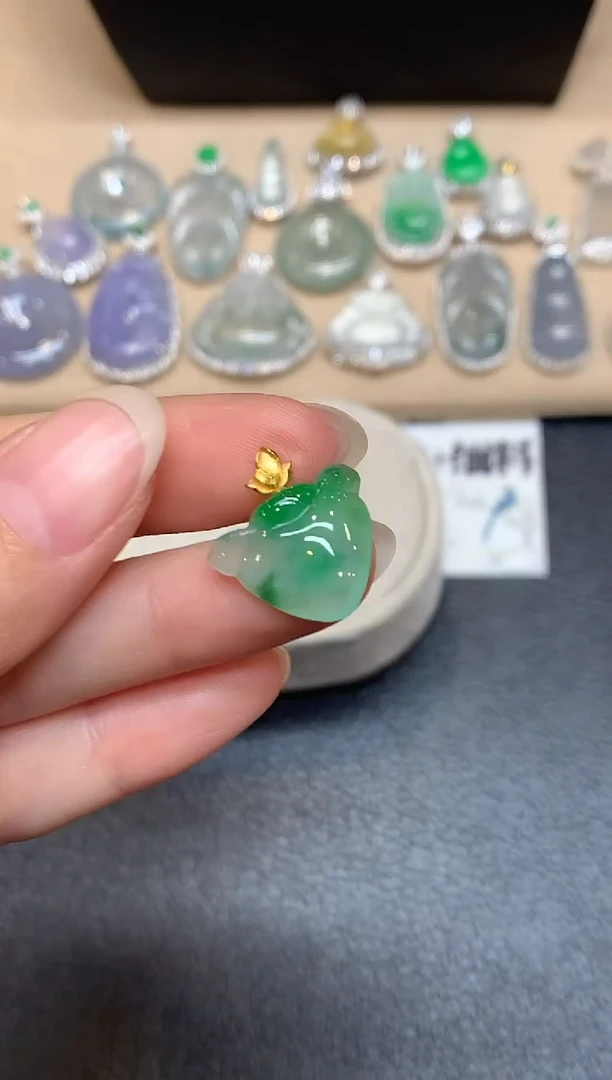 颈饰18K金镶嵌翡翠爱心【无服务费