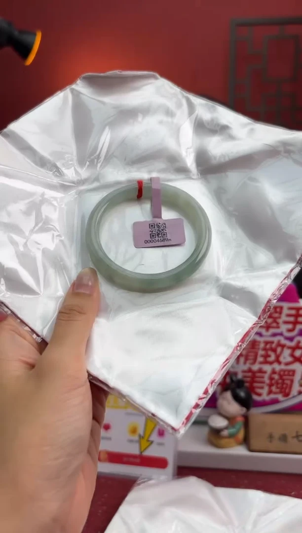 未镶嵌手镯（圆镯）翡翠小****?翡翠手镯