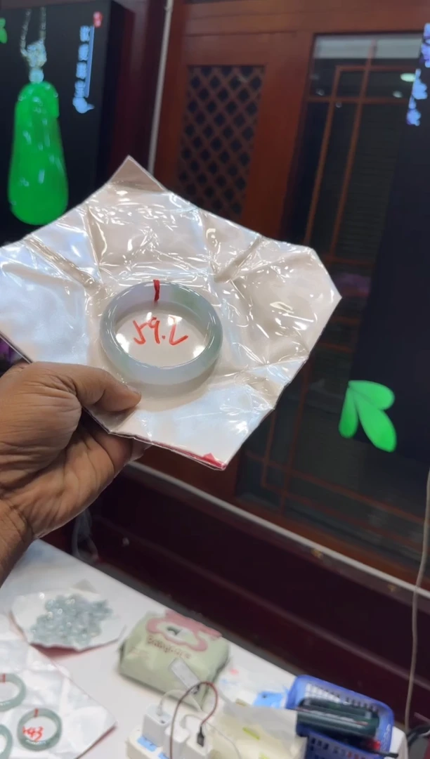 未镶嵌手镯翡翠手镯