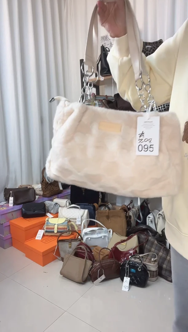 PU095白色爱心毛绒包