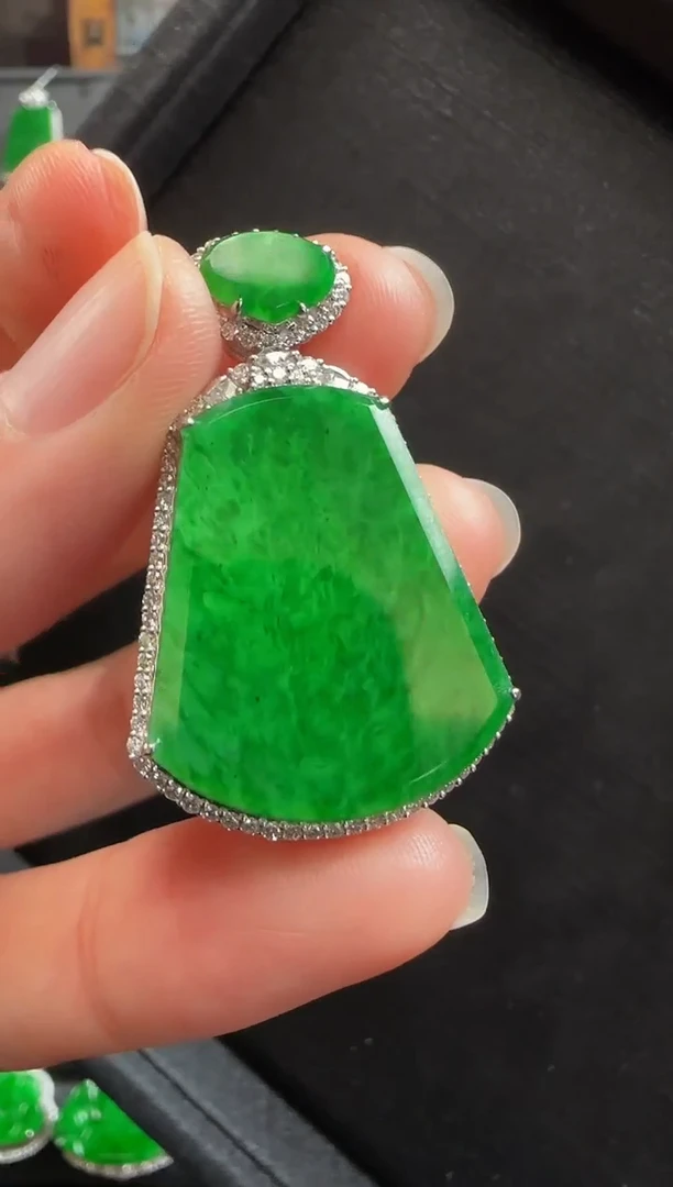 【闪购商品】翡翠颈饰18K金镶嵌448无事牌一个