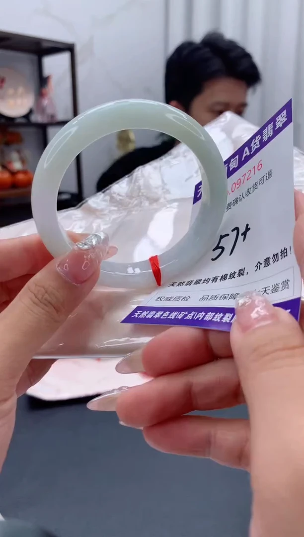 未镶嵌手镯翡翠有纹，完美者勿拍