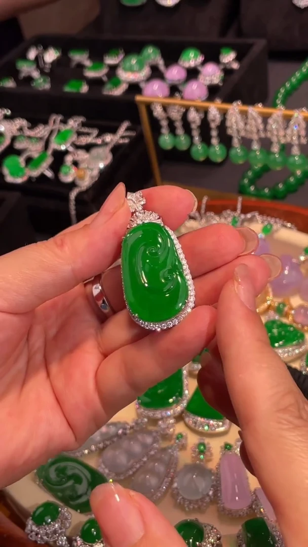 翡翠18K金镶嵌颈饰翡翠吊坠