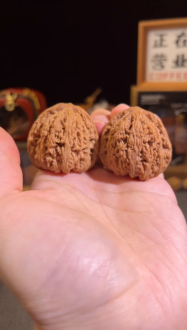 文玩核桃吊坠红宝石