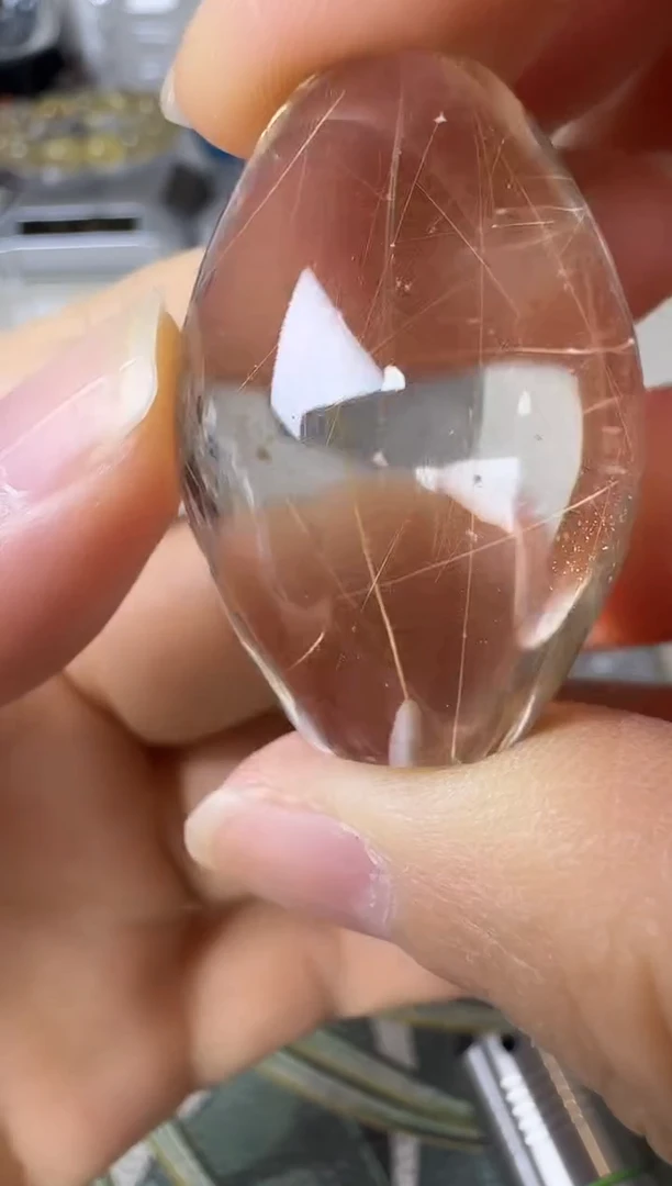 颈饰未镶嵌水晶矿坑