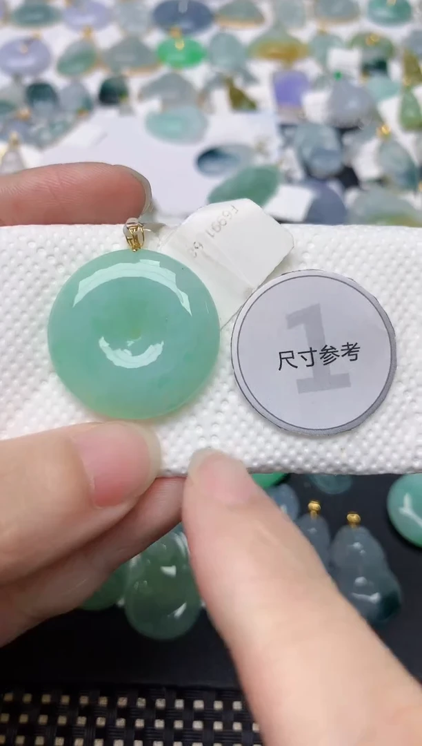 翡翠18K金镶嵌颈饰天然缅甸A货翡翠