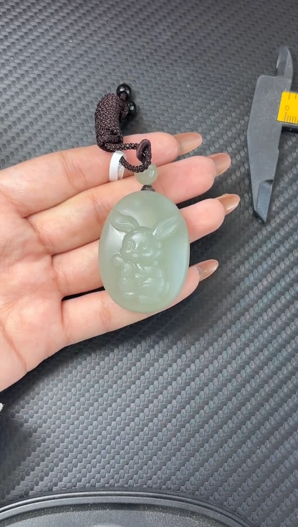 吊坠(赠链)未镶嵌和田玉且末微色差近矿吊坠