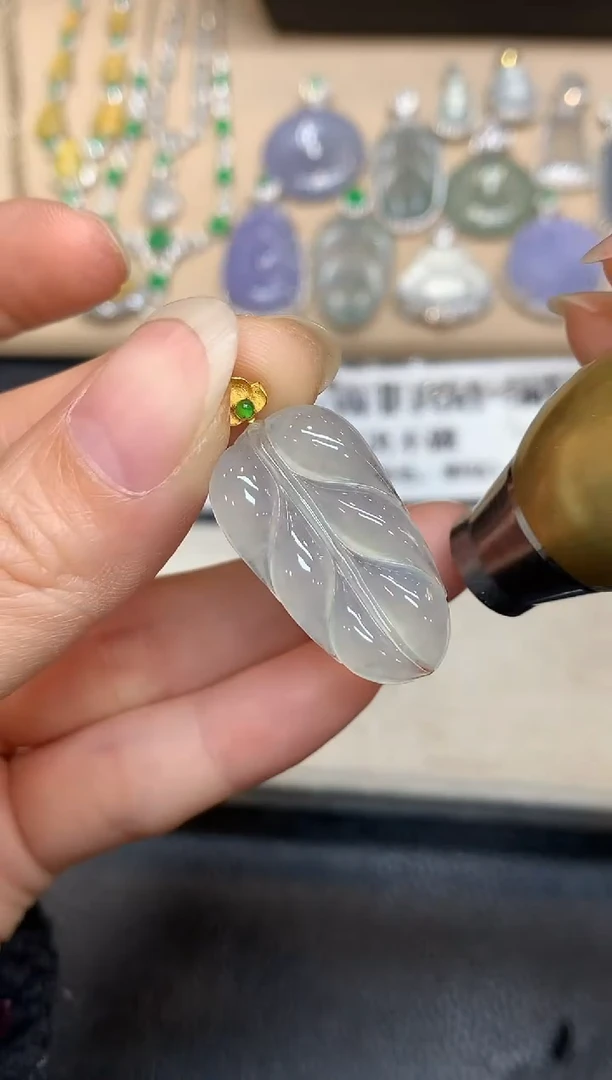 颈饰18K金镶嵌翡翠树叶【无服务费
