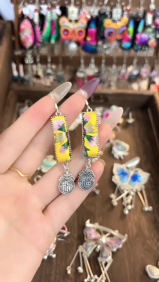 织绣彩云南阁非遗老绣饰品1919