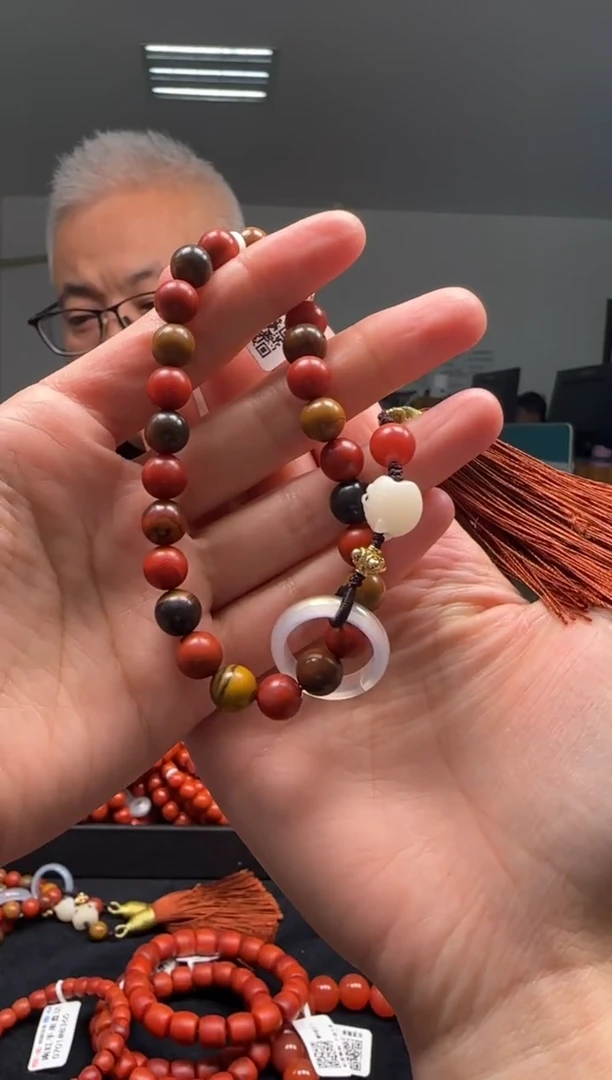 【闪购商品】南红玛瑙手持未镶嵌多样性发一件