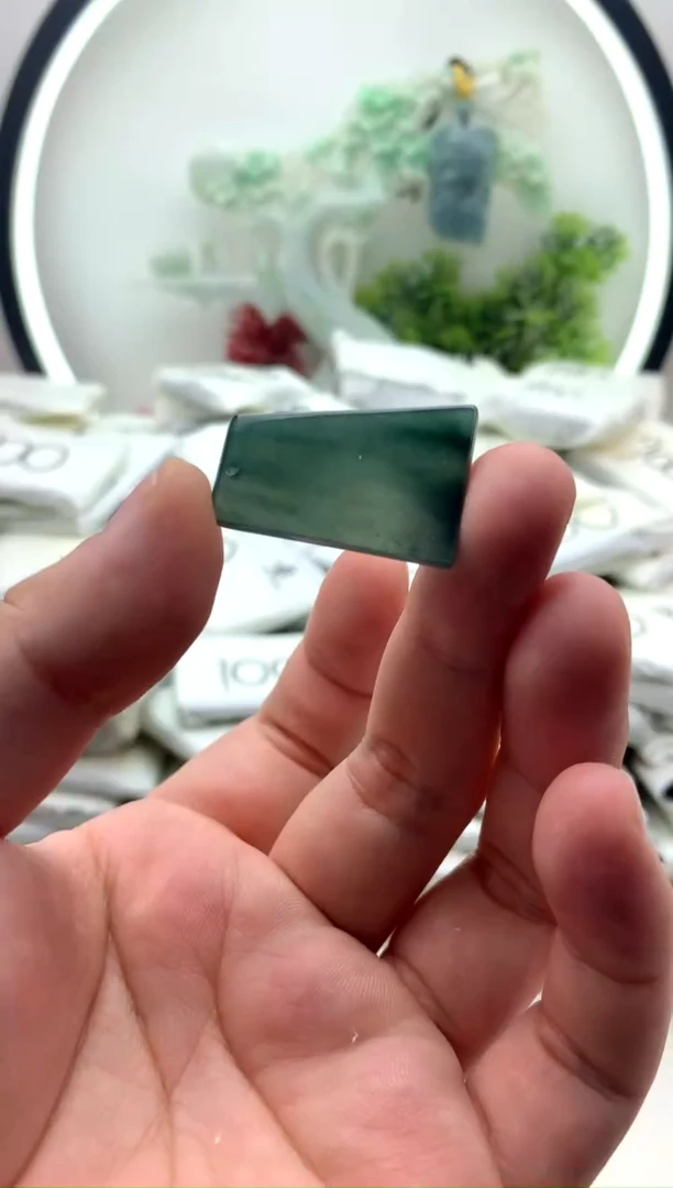 翡翠未镶嵌颈饰无事牌