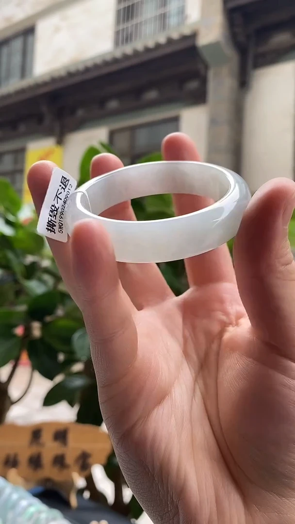 翡翠手镯未镶嵌52圈