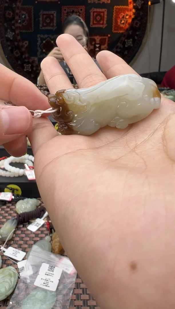 吊坠(赠链)未镶嵌和田玉且末料糖青白貔貅吊坠