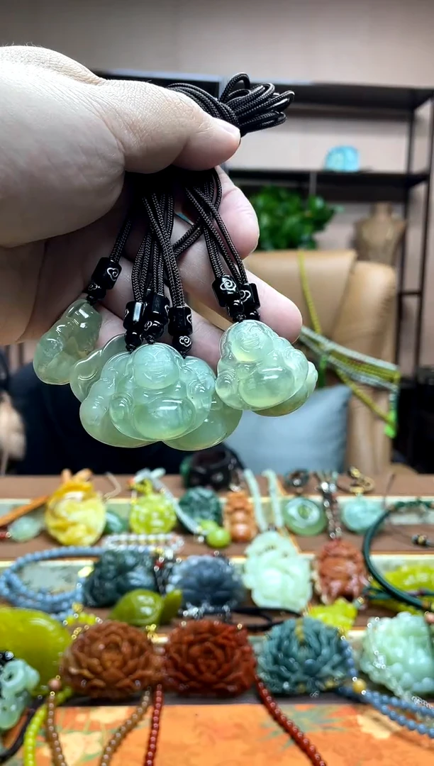 未镶嵌岫玉颈饰多样性发货发其中之一