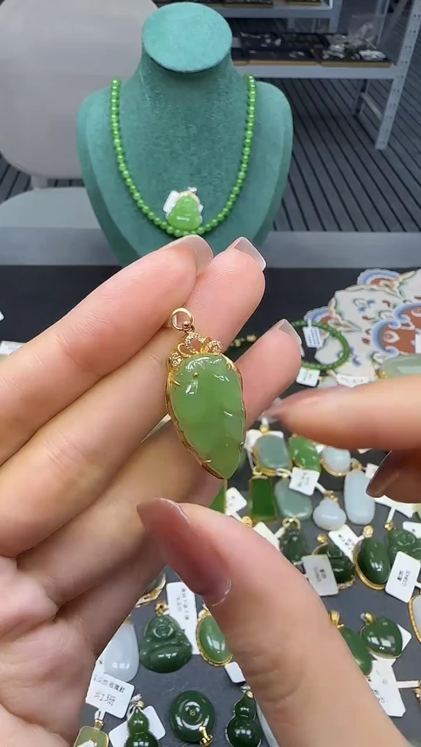 18K金镶嵌和田玉挂件1
