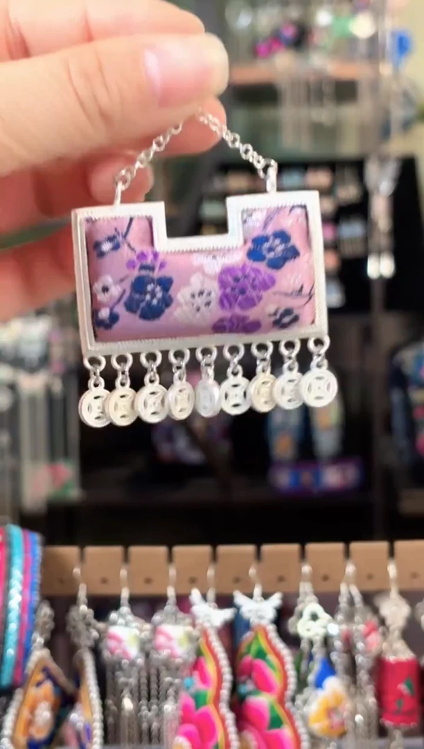 彩云南阁非遗老绣苗银饰品109