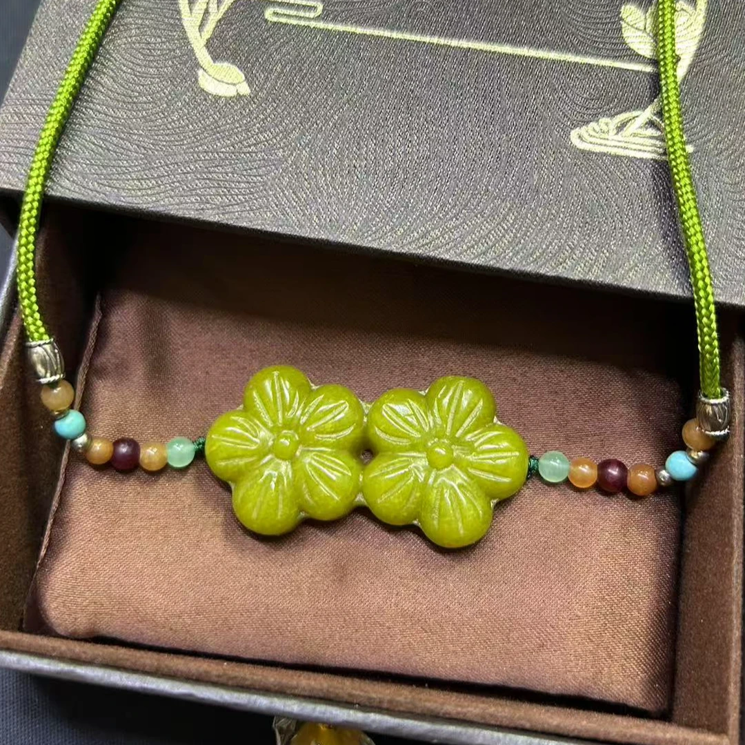 岫玉牛油果 花开富贵 单面雕工挂件