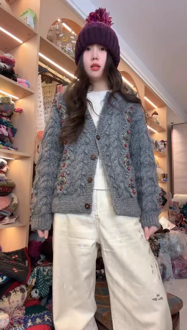 羊毛灰色麻花毛衣