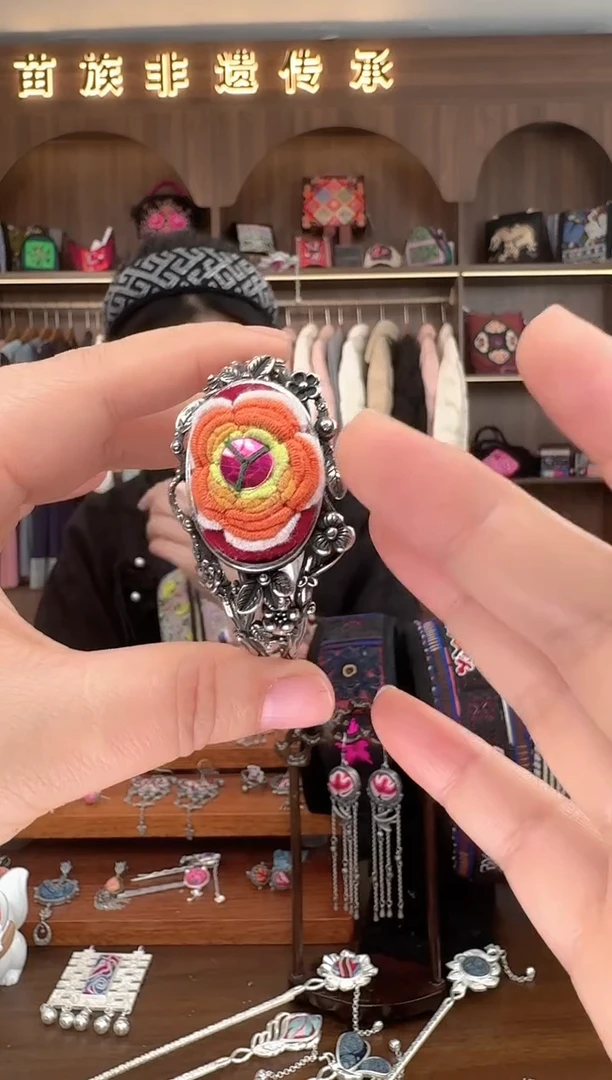 【闪购商品】织绣扶光苗绣传承32