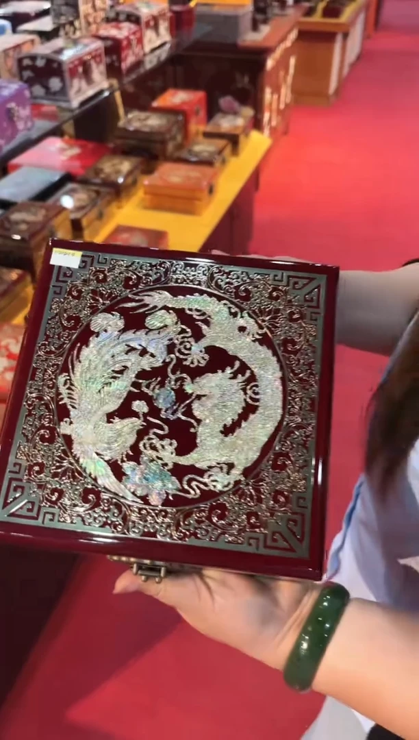 扬州漆器嵌铜丝龙凤首饰盒