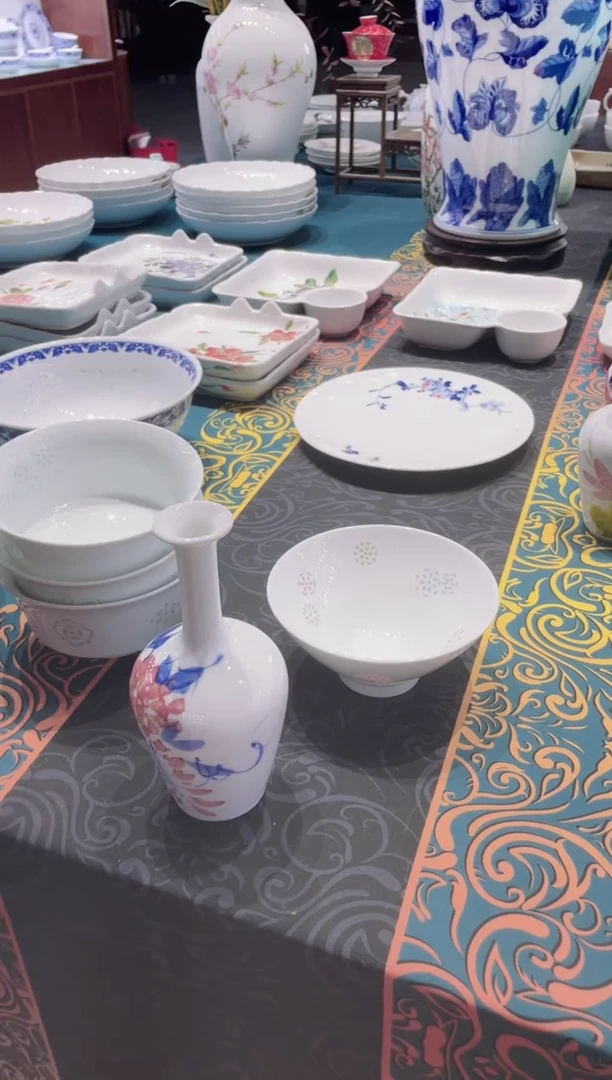 景德镇高温手绘釉下手绘紫藤花小花瓶