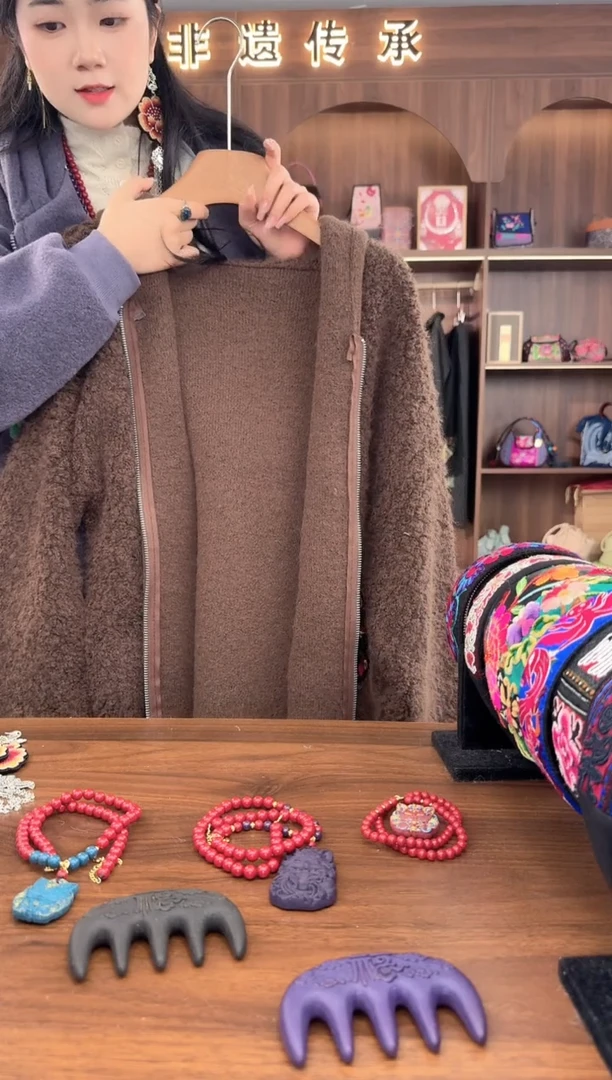 刺绣庄**蝶扶光苗绣传承L4