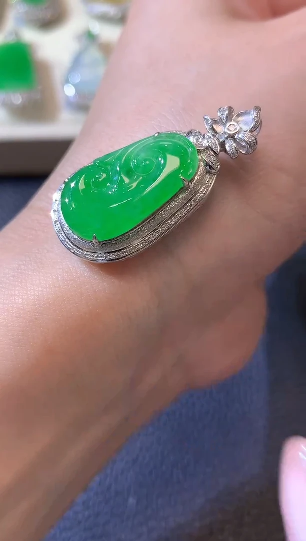 【闪购商品】翡翠吊坠(不含链)18K金镶嵌A93