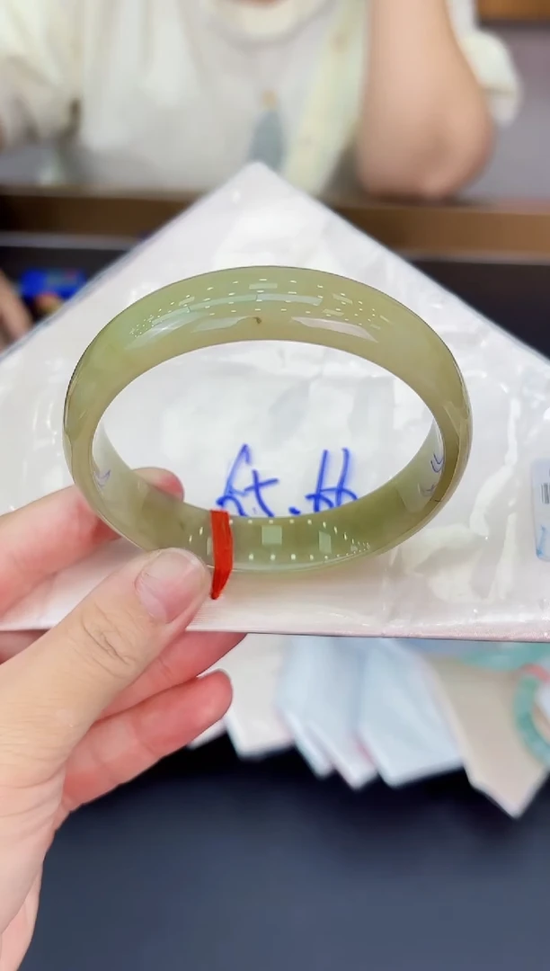 翡翠手镯未镶嵌翡翠手镯
