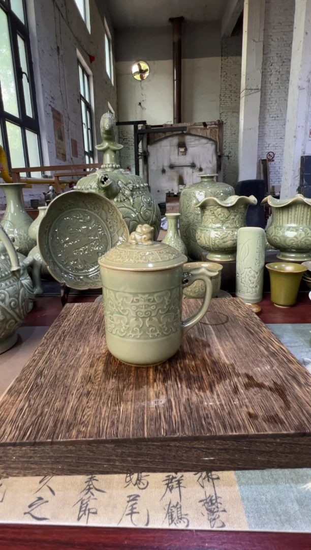 微瑕耀州窑饕餮办公杯