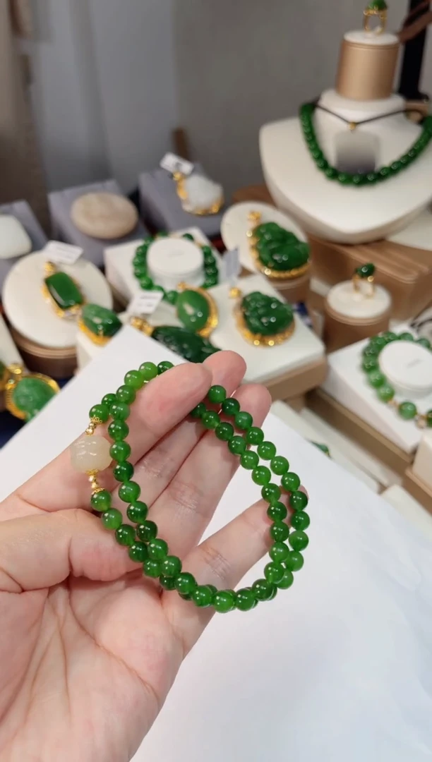 颈饰18K金镶嵌和田玉6mm