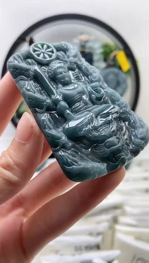 翡翠未镶嵌颈饰不动明王