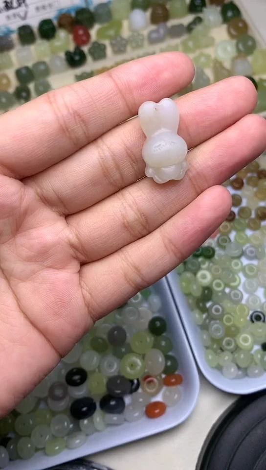 颈饰未镶嵌和田玉长耳兔