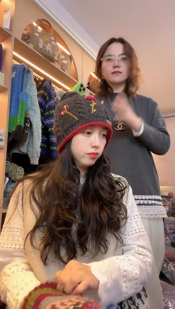 羊毛美利奴深灰色刺绣单球帽