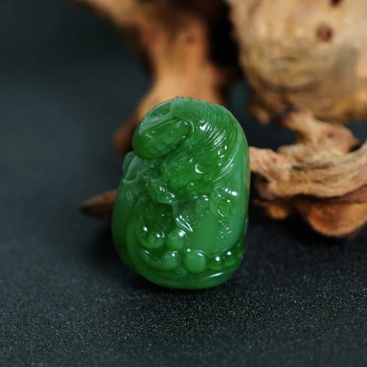 【老爸评测专属】和田玉碧玉龙吊坠 X102503