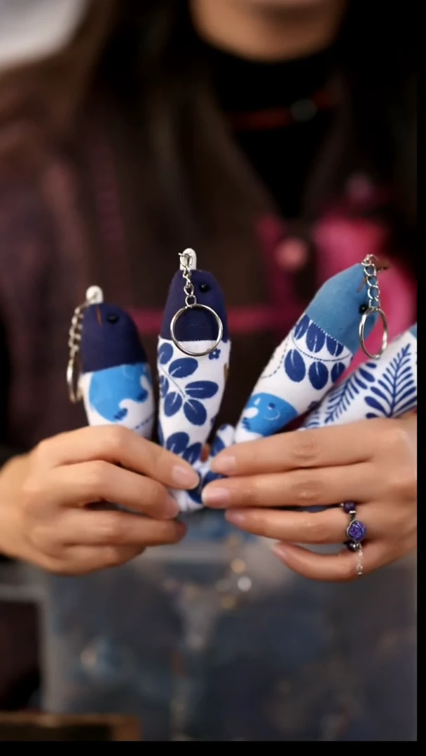 刺绣私人定制苗族手工翘尾巴小鱼