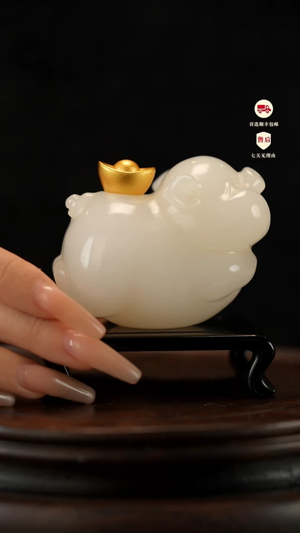 云南石荔枝白雕刻：元宝飞猪摆件