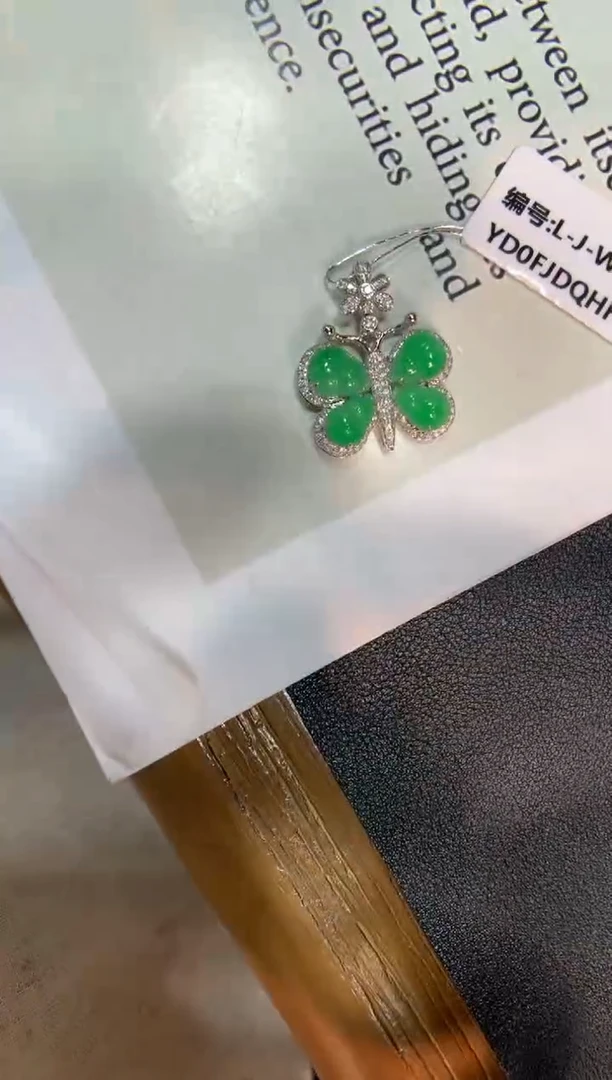 翡翠18K金镶嵌颈饰蝴蝶