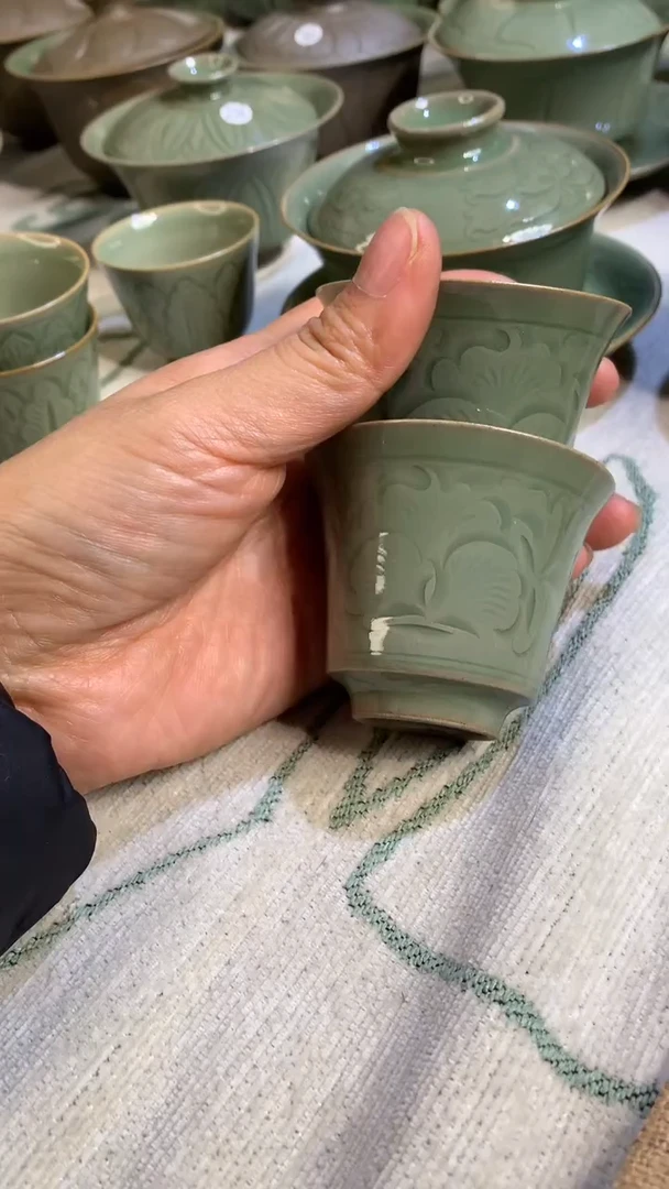 耀州窑青瓷刻花牡丹纹马蹄杯两只