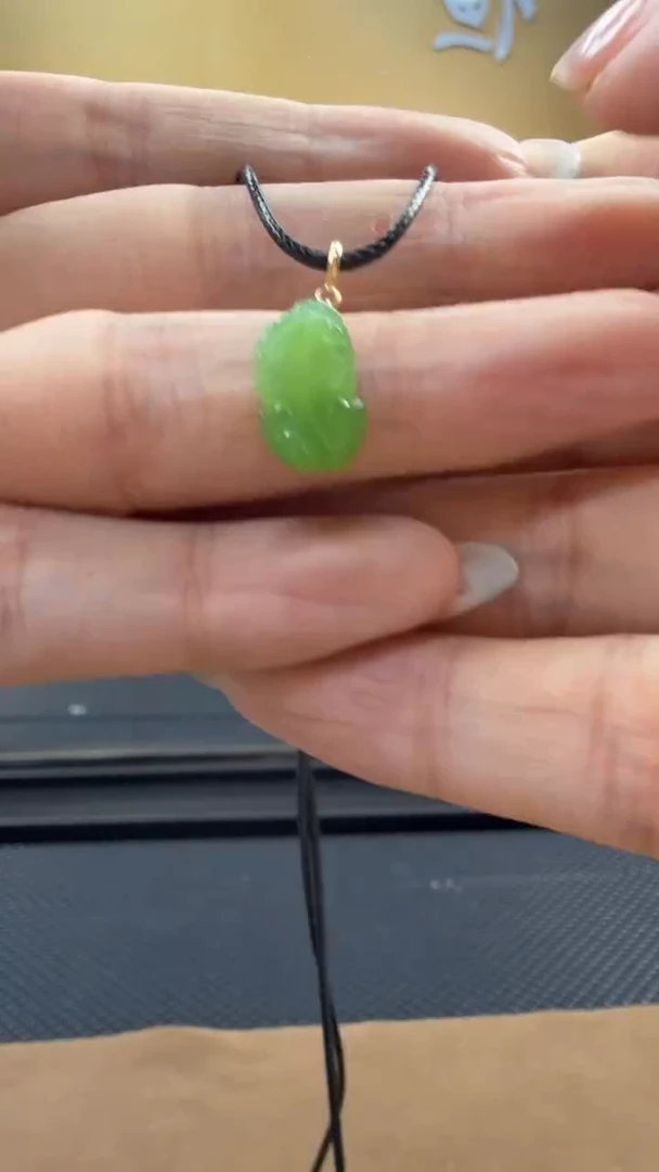 颈饰18K金镶嵌和田玉挂件