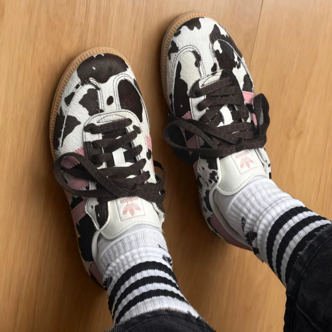 adidas    柔软舒适耐磨  低帮  粉奶牛休闲鞋，女款  KK2239