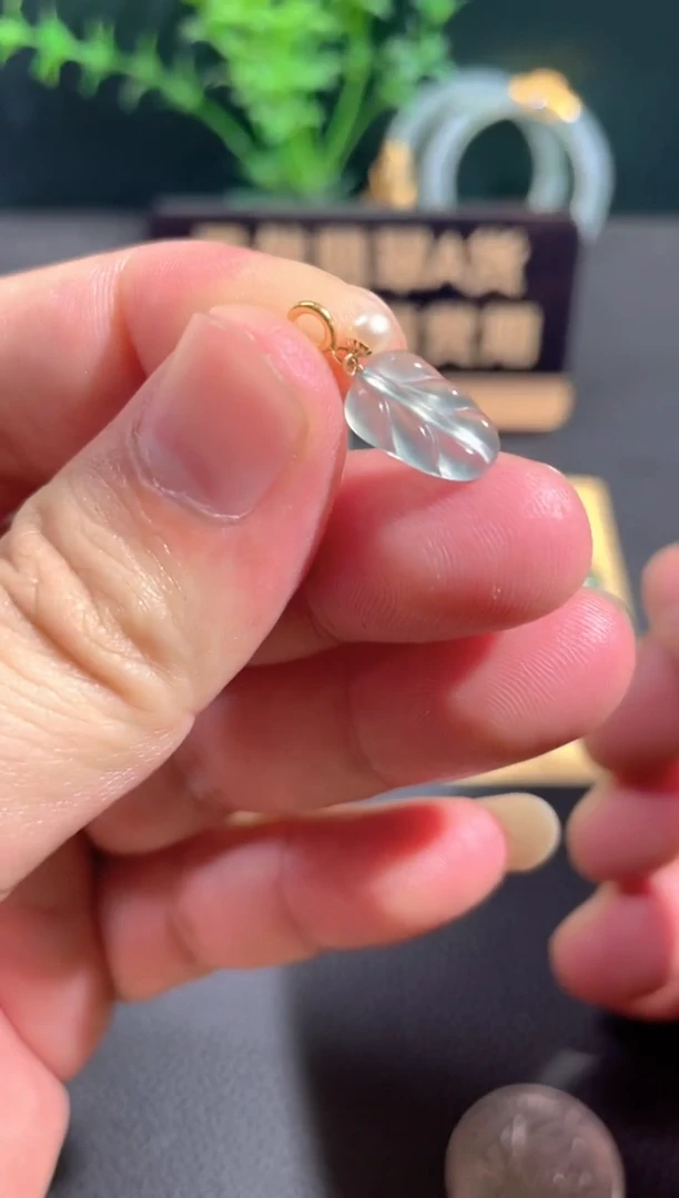 翡翠18K金镶嵌颈饰翡翠