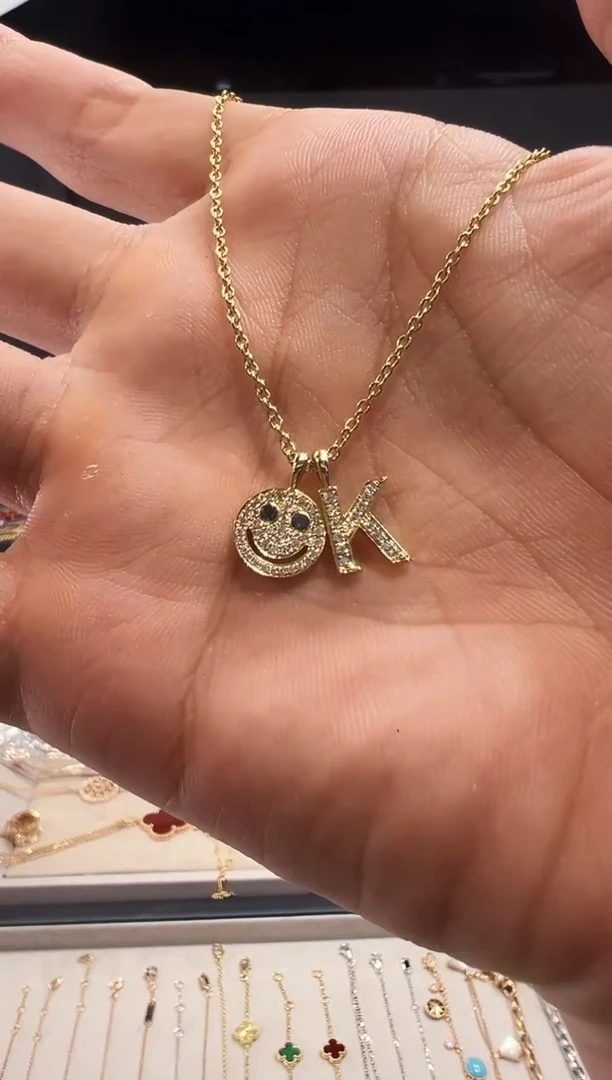 项链18K金镶嵌钻石笑脸项链