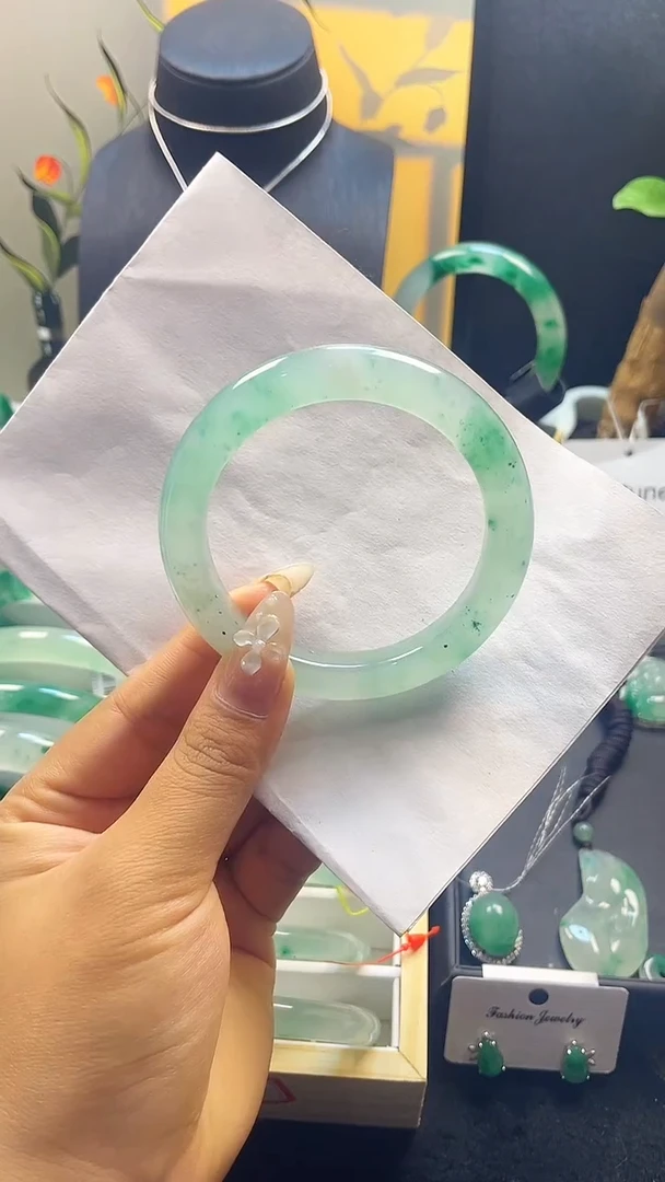 未镶嵌1石英质玉（非洲翠）57.7