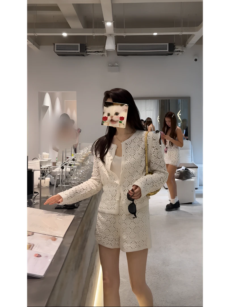 韩系清冷富家千金穿搭套装2025早秋白色针织镂空开衫短裤时尚套装