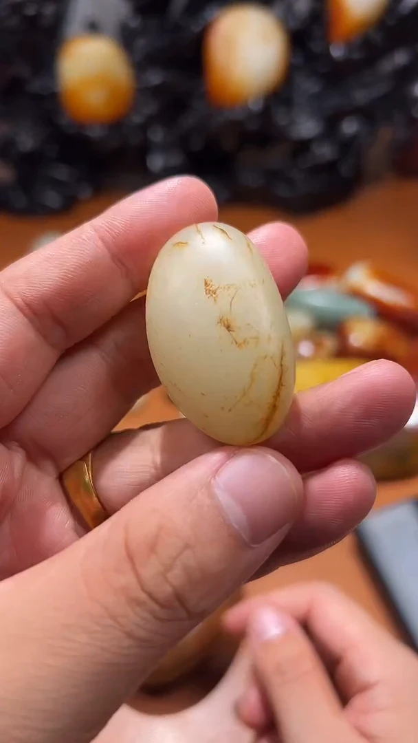 未镶嵌和田玉把件乡**。和田玉