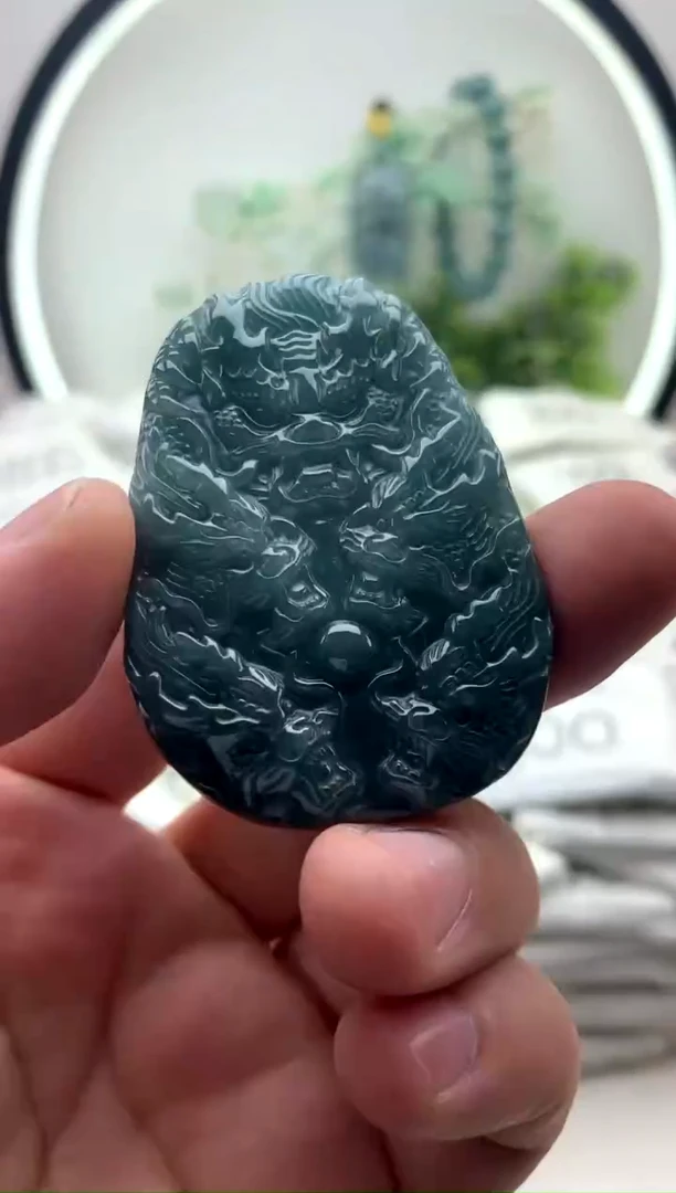 翡翠未镶嵌颈饰九龙牌