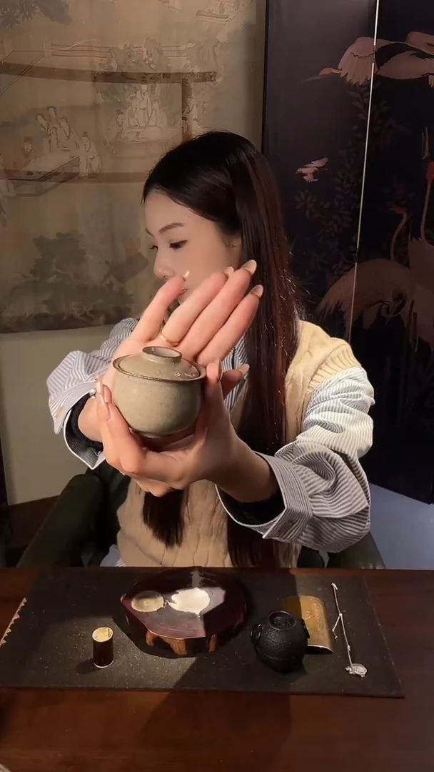 陶泥大肚盖碗...