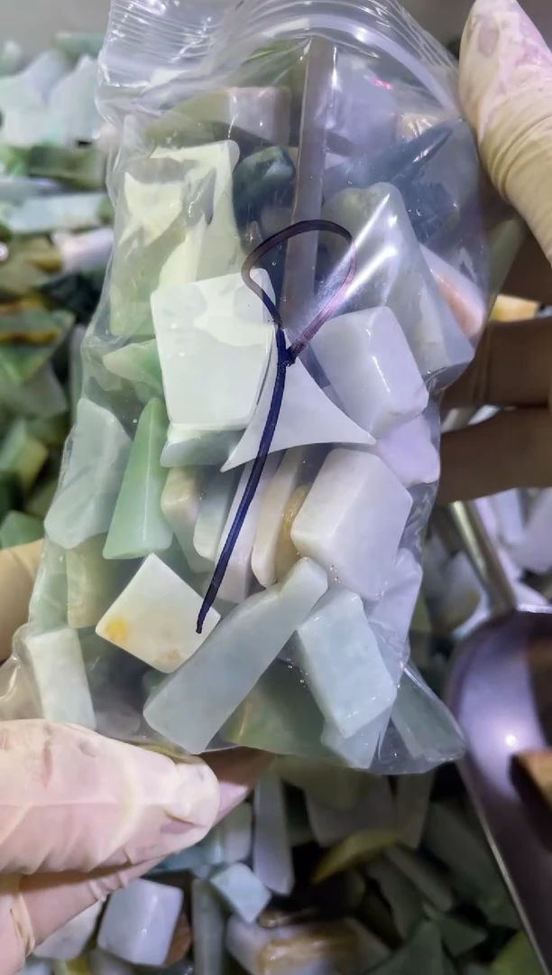 【闪购商品】翡翠颈饰未镶嵌天然翡翠中号500克9